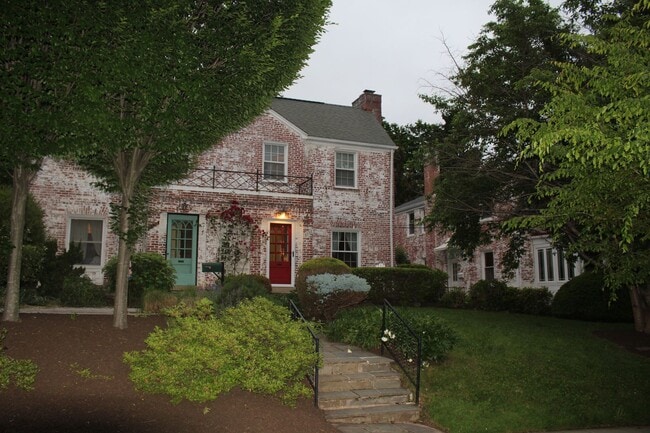 Building Photo - "Coming Soon" NW DC locale...3 level - 2/2.5 w/ off street parking  - 17 months only -