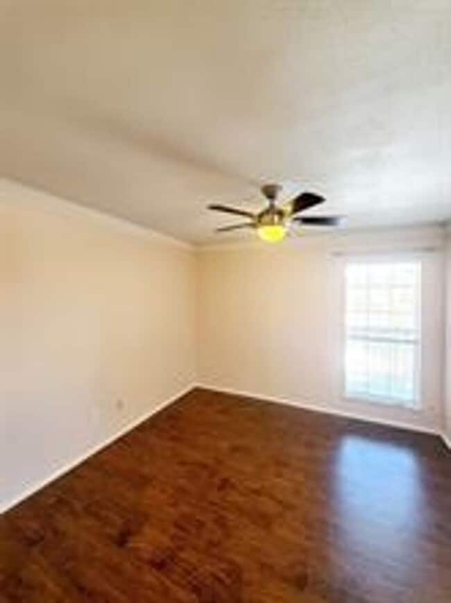Building Photo - 18333 Roehampton Dr