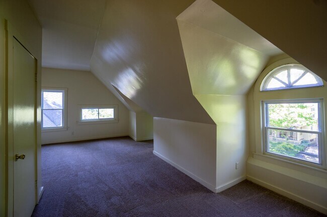 Building Photo - AVAILABLE 8/1/26  3 Story Townhouse On Qui...