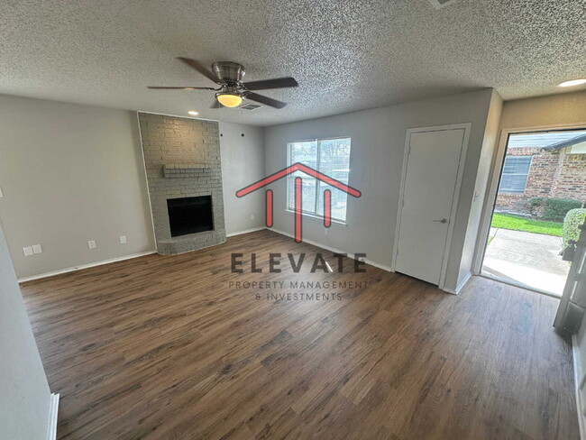 Primary Photo - "Charming 2-Bed Townhouse Retreat in North...