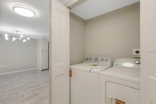 Building Photo - 2319 Beneva Terrace