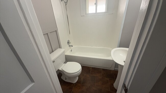 Building Photo - Charming 2-Bedroom Home in Toledo – Cozy & Convenient!