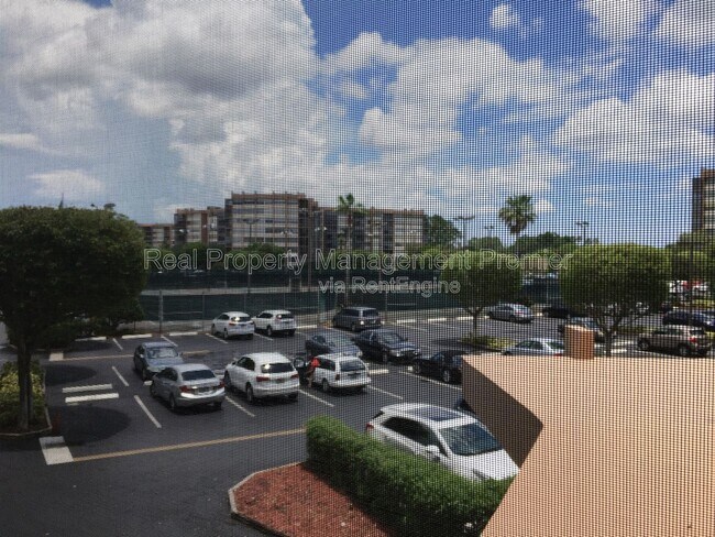 Building Photo - 1100 St Charles Pl