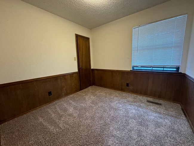 Building Photo - Gorgeous 3 bedroom 2 bathroom duplex