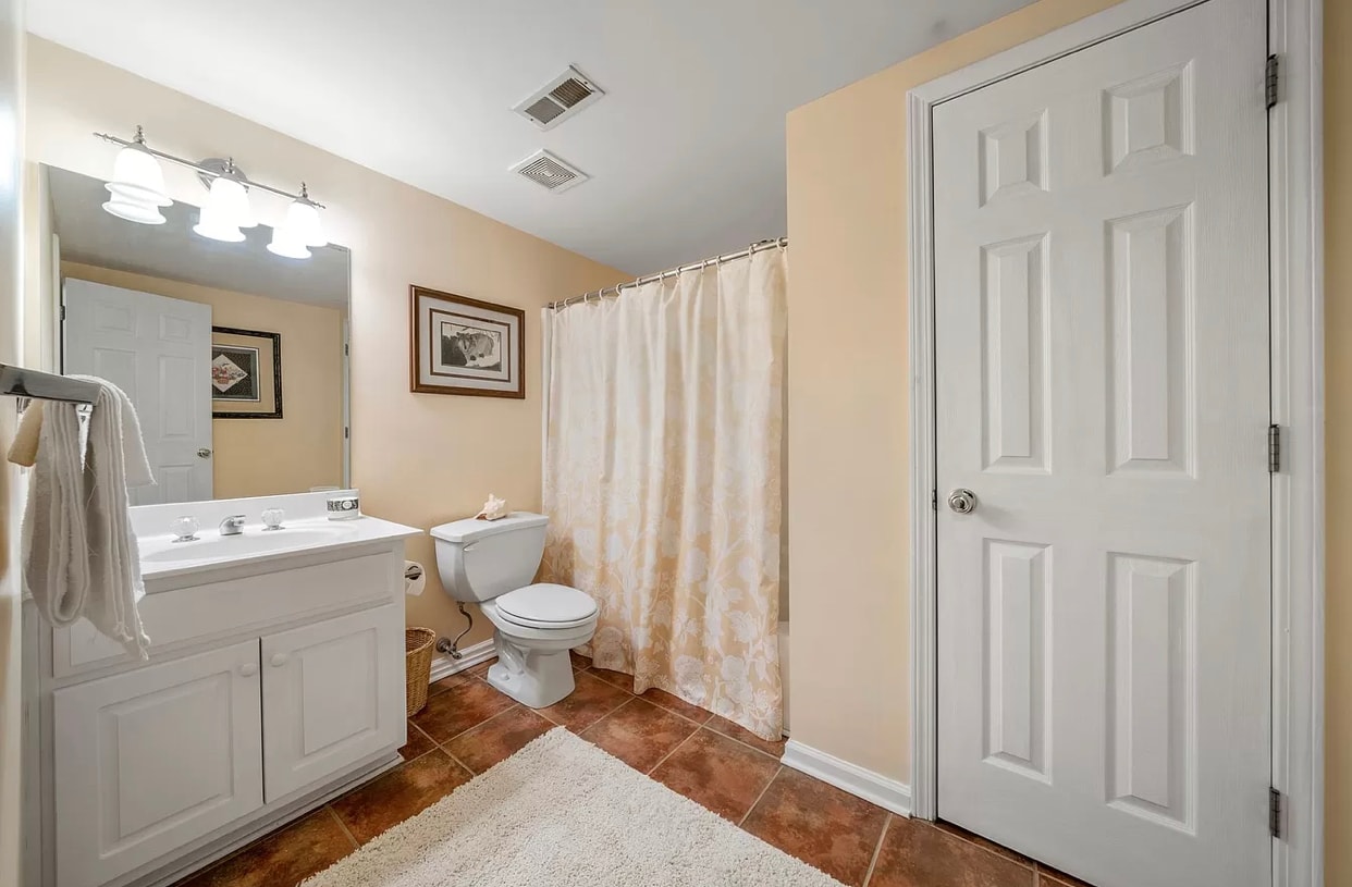Private bathroom - 509 Gallery Plz
