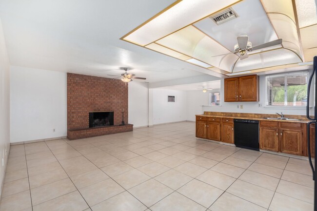 Building Photo - 4 BEDROOM, 2 BATH TEMPE HOME WITH SPACIOUS...