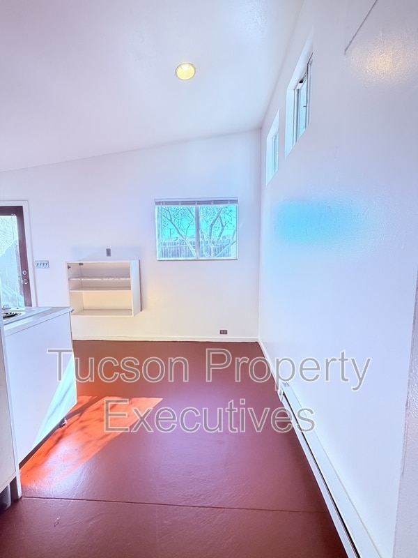 Building Photo - 443 E Delano St