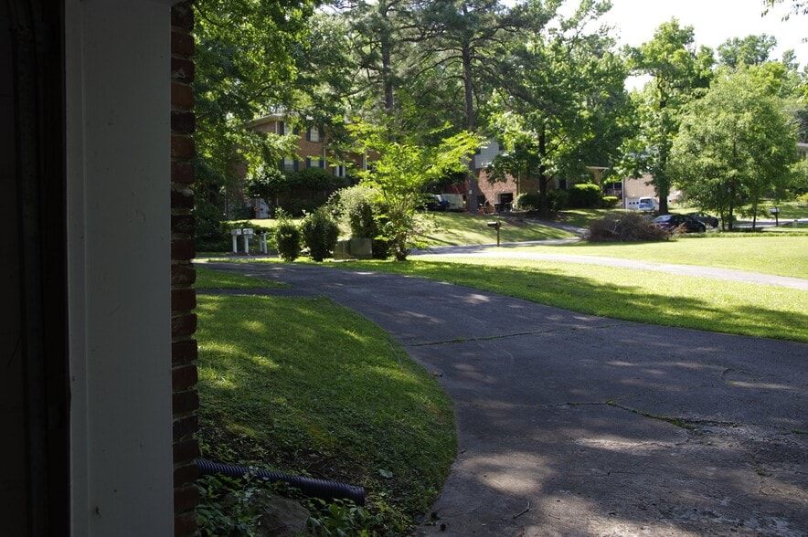 Building Photo - 813 Linbard Ln