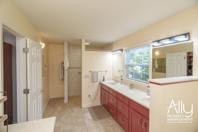 Building Photo - 2733 Southern Hills Ct