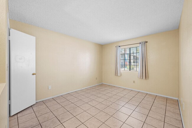 Building Photo - 533 W Guadalupe Rd