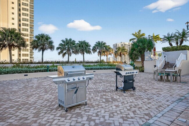 Building Photo - 3020 NE 32nd Ave