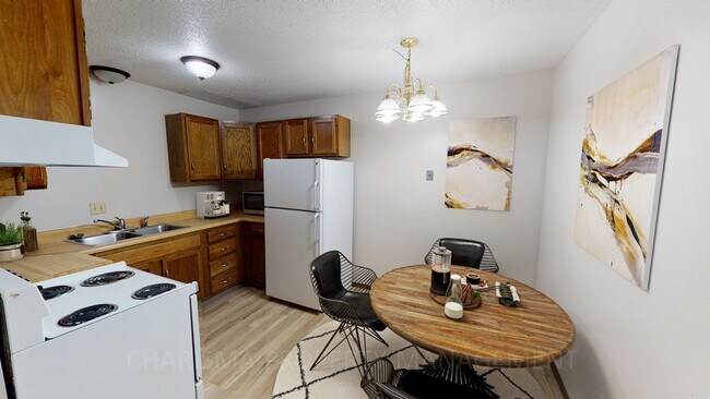 Interior Photo - 703 S Dakota Ave
