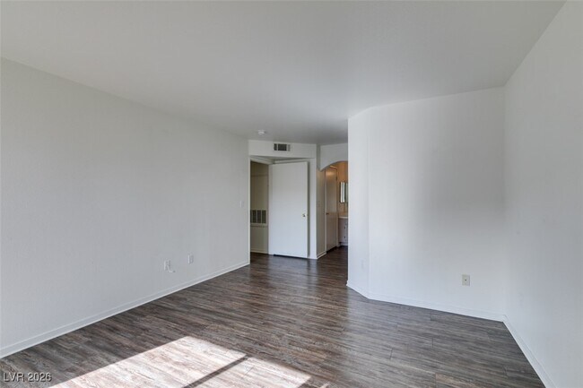 Building Photo - 698 S Racetrack Rd