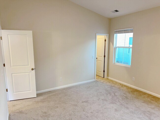 Building Photo - 192 Standing Oaks Dr