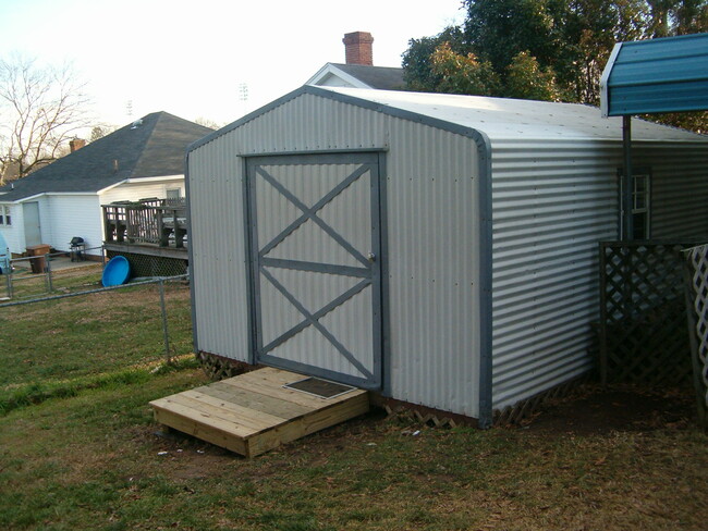 Large storage unit - 302 N East Ave