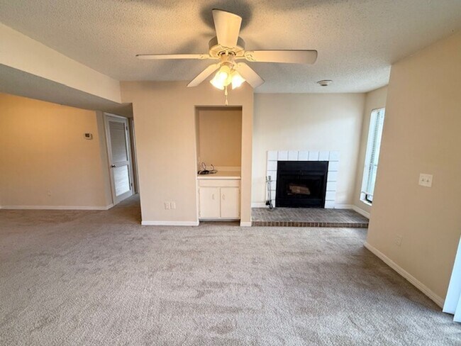 Building Photo - Beautiful Ground-Floor 2 Bedroom, 2 Bathroom Condo in The Landings at Belle Rive!