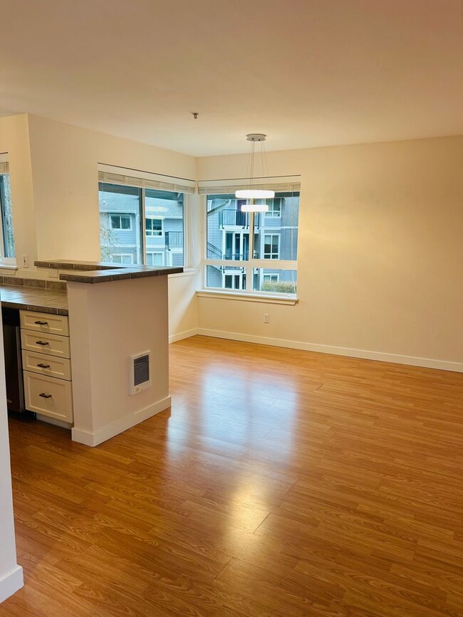 Building Photo - Private end-unit Top Floor Condo - 2 Assig...