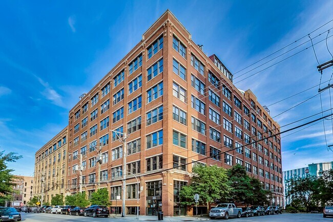 Primary Photo - 913 W Van Buren St