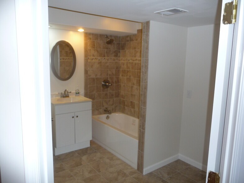 Building Photo - 5329 Queensberry Ave