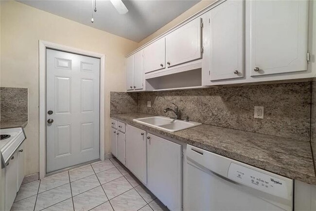 Building Photo - 2424 NE 9th St