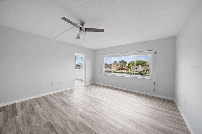 Building Photo - 4725 Cove Cir