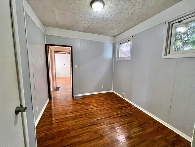 Building Photo - Unique Oakley Ranch!