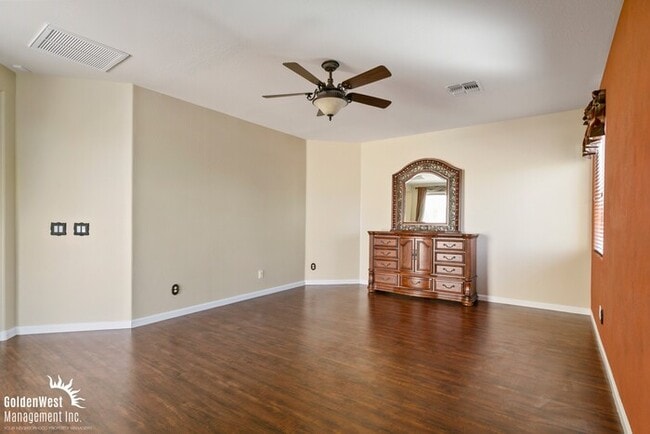Building Photo - Beautiful 4Bdm 2.5Ba Tuscan-Inspired Home Located in the Norterra Area of Phoenix!