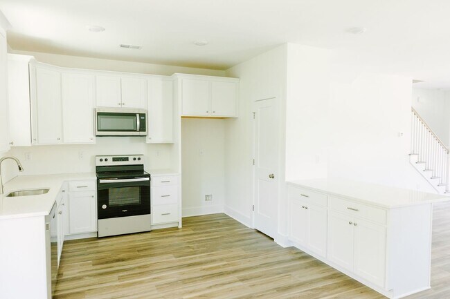 Building Photo - 3BD/2.5BA TOWNHOUSE-Walking Distance to Avondale, Greenway and Short Drive to Downtown Charleston...