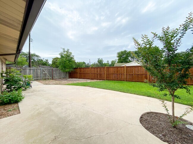 Building Photo - 610 Creek Dr