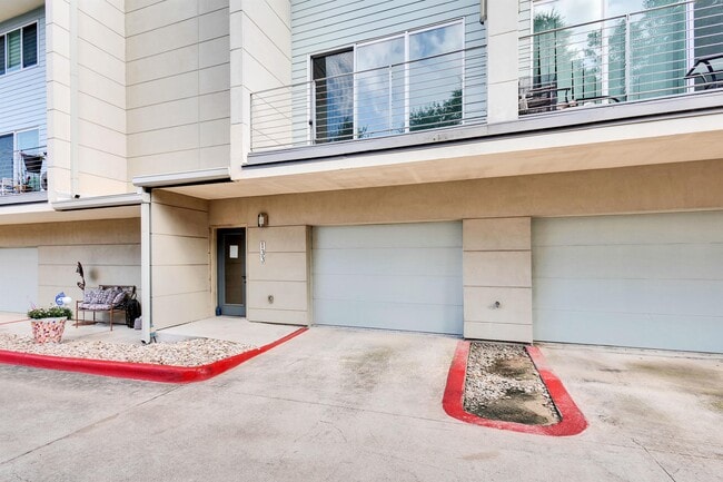 Building Photo - 604 N Bluff Dr