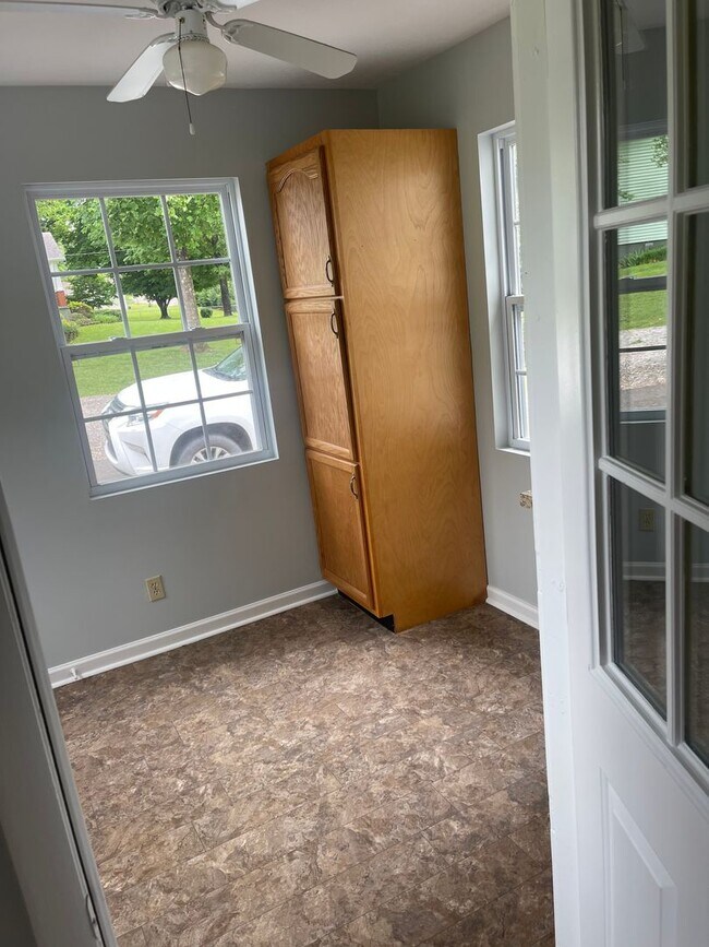 Building Photo - Knoxville 37923 - 2 bedroom, 1 bath home - Contact Lisa Vineyard or Shannon Russell at (865)216-9334