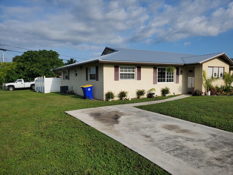 Building Photo - 3308 NE Jeannette Dr