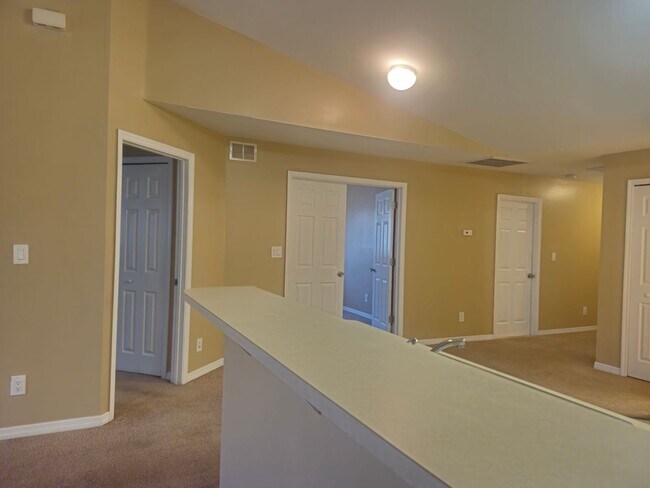 Building Photo - Nice 2 Bed plus a Den!, 2 Bath with a 1 Car Garage.