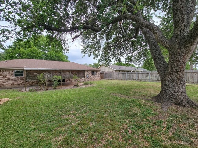 Building Photo - Welcome to your dream rental! This meticulously remodeled 3-bedroom, 2-bathroom home in the heart...