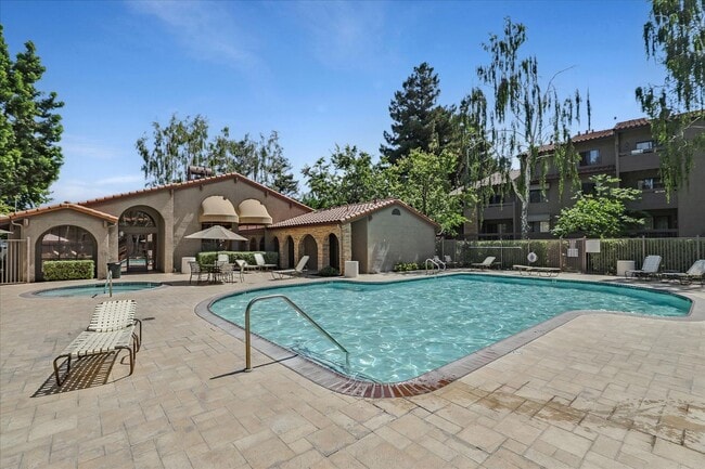 Building Photo - 2 Bedroom, 1 Bath, Upstairs Condo in the C...