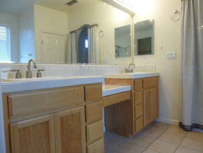 Building Photo - 717 Round Hill Dr