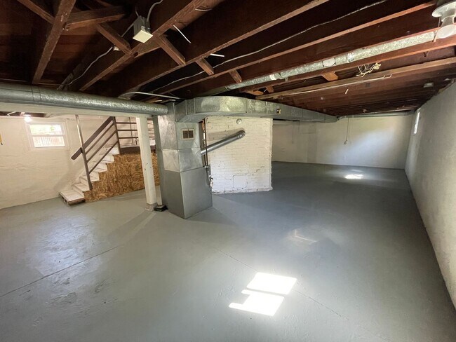 Building Photo - 4br/2ba house with fenced yard with detached garage