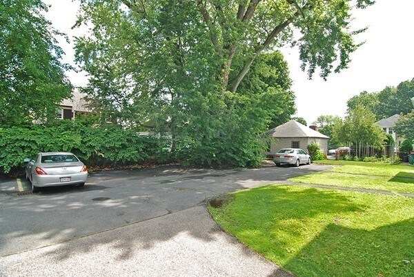 Building Photo - 264 Robbins St