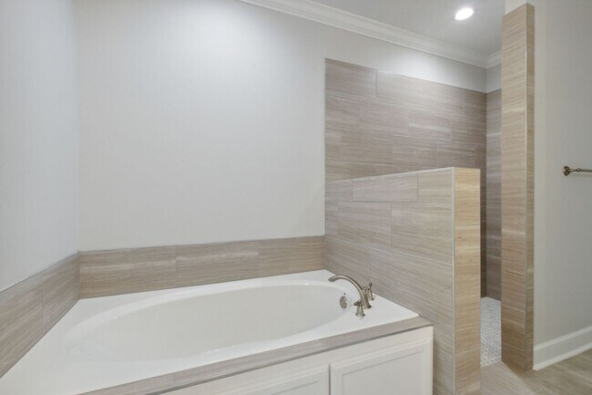 Building Photo - Resort Style living, minutes to town!