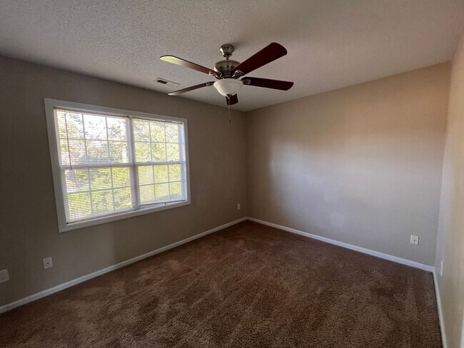 Building Photo - 216 Palace Cir
