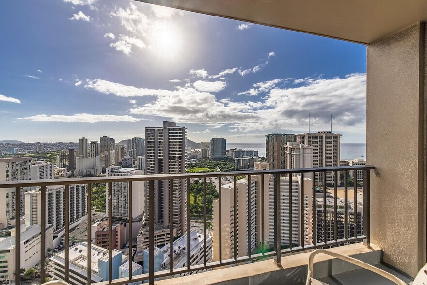 Building Photo - 411 Hobron Ln