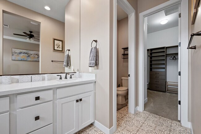 Building Photo - 1913 E Rosemary Dr