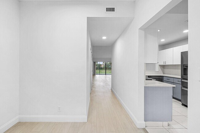 Building Photo - 5054 Golfview Ct