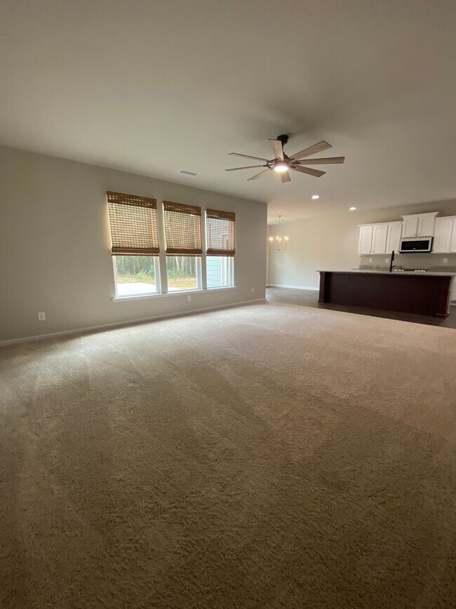 Building Photo - SPECIAL: HALF OFF FIRSTS MONTH RENT! Lovel...