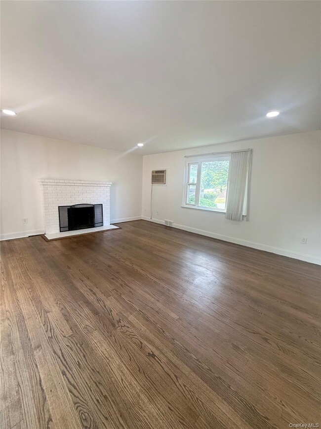 Building Photo - 11 Willow Ln