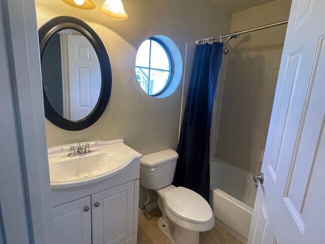 Building Photo - Stylish 2-Bed Townhome with Loft & Dual Pr...