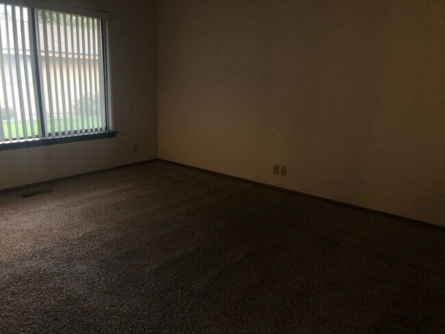Building Photo - LAKEFRONT Condo Style Living!