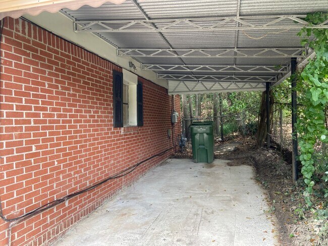 Building Photo - **ON HOLD**3 Bedroom / 2 Bathroom Home for...