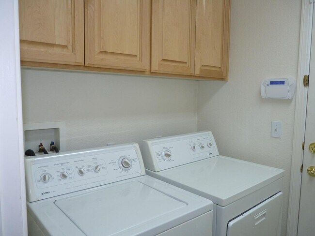 Building Photo - 1065 Rockport Ave