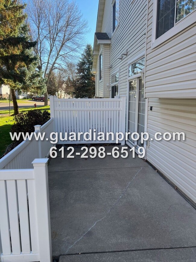 Building Photo - End Unit Woodbury Townhouse Available Now,...